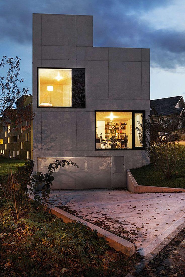 Fachada de casa moderna com vidros quadrados