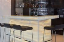 Home bar com bancada em mármore claro