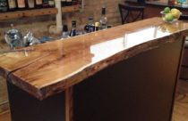 Home bar com detalhes de madeira na bancada
