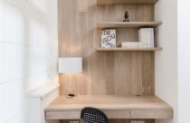 Home office com detalhes de madeira