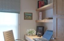 Home office com móvel de madeira