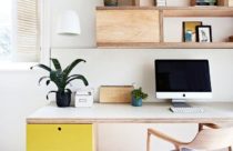 Home office simples com detalhes amarelo