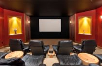 Home Theater com decoração vermelha