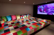 Home Theater com sofá colorido