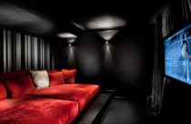 Home Theater com sofá vermelho