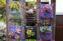 Jardim suspenso com vasos de crochê