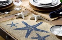 Mesa de janta com decoração de estrela do mar
