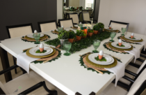 Mesa de jantar com decoração de folhas