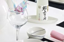 Mesa de jantar com decoração sakura