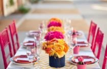 Mesa de jantar com detalhes rosa