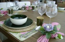 Mesa de jantar com detalhes verdes