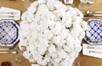 Mesa de jantar com flores brancas