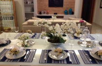 Mesa de jantar com flores claras
