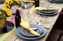 Mesa de jantar com flores de girassol