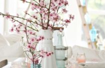 Mesa de jantar com flores rosas