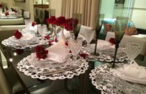 Mesa de jantar com flores vermelhas