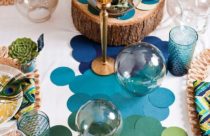 Mesa de jantar com globos de vidro