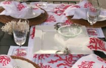 Mesa de jantar com jogos-de-prato e toalha estampados