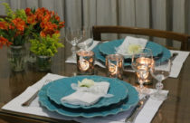 Mesa de jantar com pratos azul
