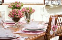 Mesa de jantar com rosa