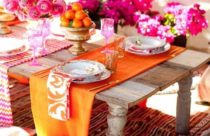 Mesa de jantar com toalha laranja
