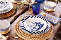 Mesa de jantar rustica com detalhes azul