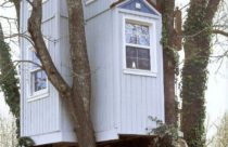 Modelo de Casa na Árvore - Casa na Árvore em Madeira e Protegida por Grandes Árvores