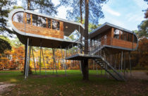 Modelo de Casa na Árvore - Casa na Árvore com Pilares Esbeltos e Arquitetura Moderna
