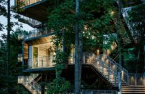 Modelo de Casa na Árvore - Casa na Árvore com Vários Acessos por Escadas e boa Ventilação