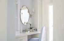Penteadeiras Decoradas Modernas e com Espelho - Penteadeira com espelho redondo e cadeira com estofado azul