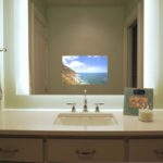 TV embutida no espelho de banheiro