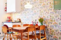 Cozinha com papel de parede com desenhos de flores