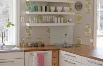 Cozinha com papel de parede com desenhos de vaso