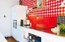 Cozinha com papel de parede de bolinhas vermelhas