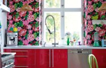 Cozinha com papel de parede de flores