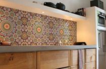 Cozinha com papel de parede florido