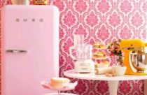 Cozinha com papel de parede rosa
