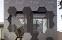 Fachada de loja com placas hexagonal