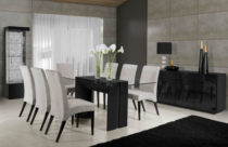 Mesa de jantar com cadeiras de tecido claro