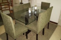 Mesa de jantar com cadeiras de tecido verde