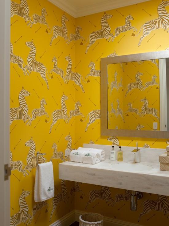 Papel de parede de banheiro amarelo com estampas de zebra