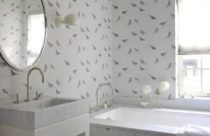 Papel de parede de banheiro branco com estampa de passarinhos