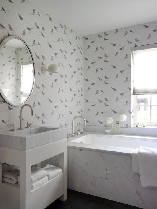Papel de parede de banheiro branco com estampa de passarinhos