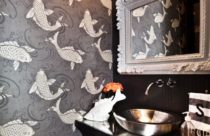 Papel de parede de banheiro cinza com estampa de peixes