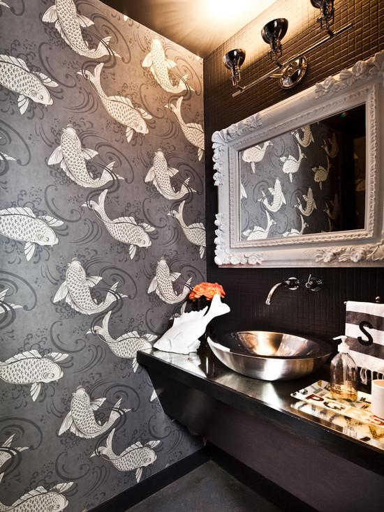 Papel de parede de banheiro cinza com estampa de peixes