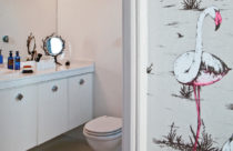 Papel de parede de banheiro com desenho de cisne