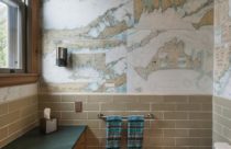 Papel de parede de banheiro com desenhos de mapa