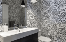 Papel de parede de banheiro com desenhos preto