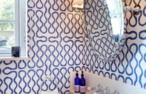 Papel de parede de banheiro com desenhos roxo