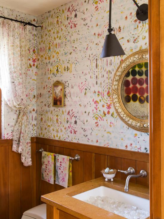 Papel de parede de banheiro com estampa colorida